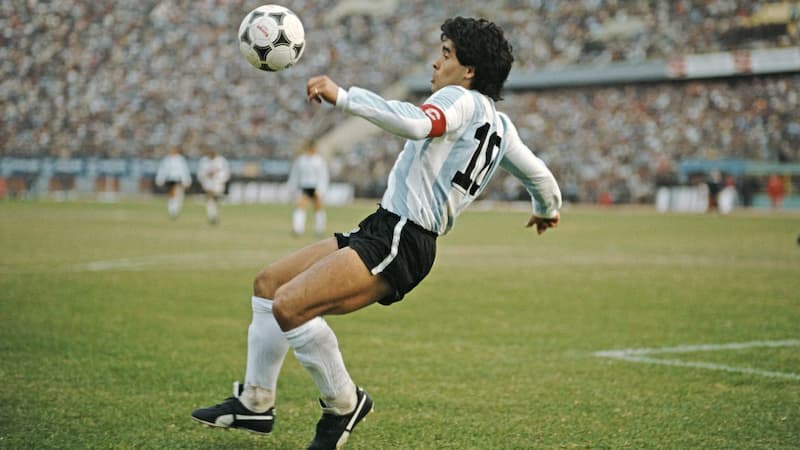 Maradona - Nghệ sĩ tài hoa trên sân cỏ 